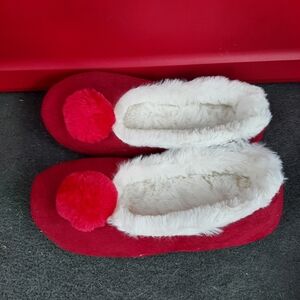 🔥Avon Red/ Burgundy Womens Pom Pom Slippers Size 8